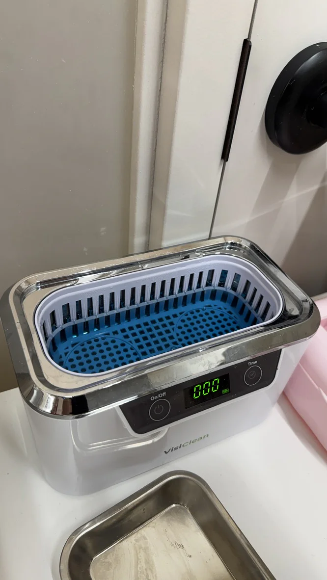 Open ultrasonic cleaning bath at Ruta Beauty